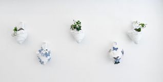 Herzen aus Porzellan sind zerbrechlich. Ein Foto von der Installation.